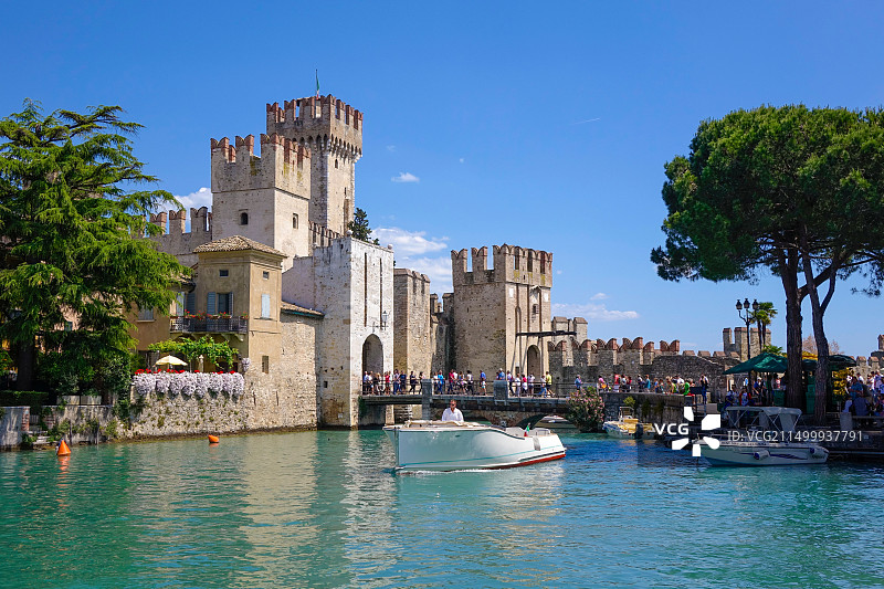 意大利加尔达湖畔锡尔苗内斯卡利杰罗城堡图片素材