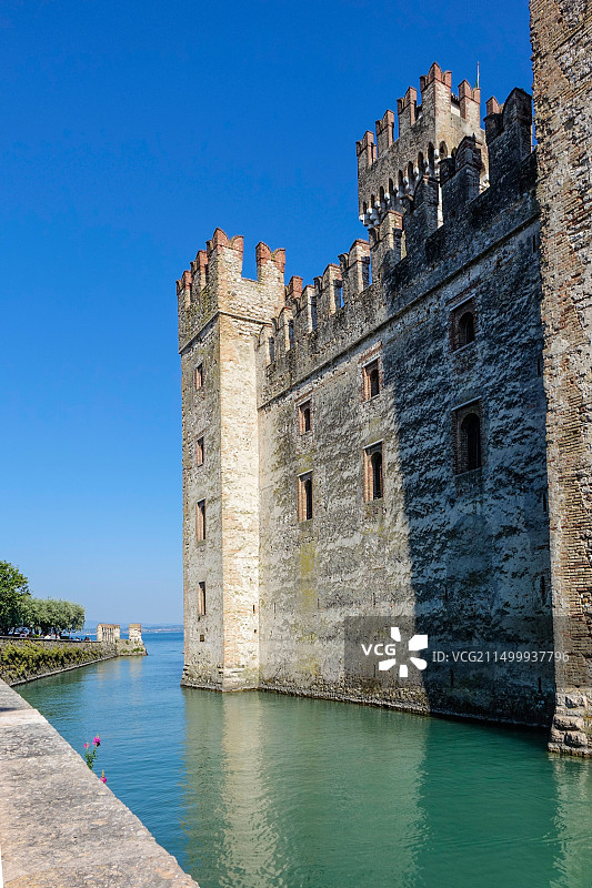 意大利加尔达湖畔锡尔苗内斯卡利杰罗城堡图片素材