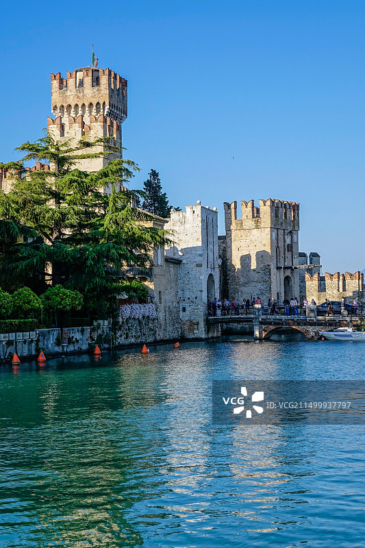 意大利加尔达湖畔锡尔苗内斯卡利杰罗城堡图片素材