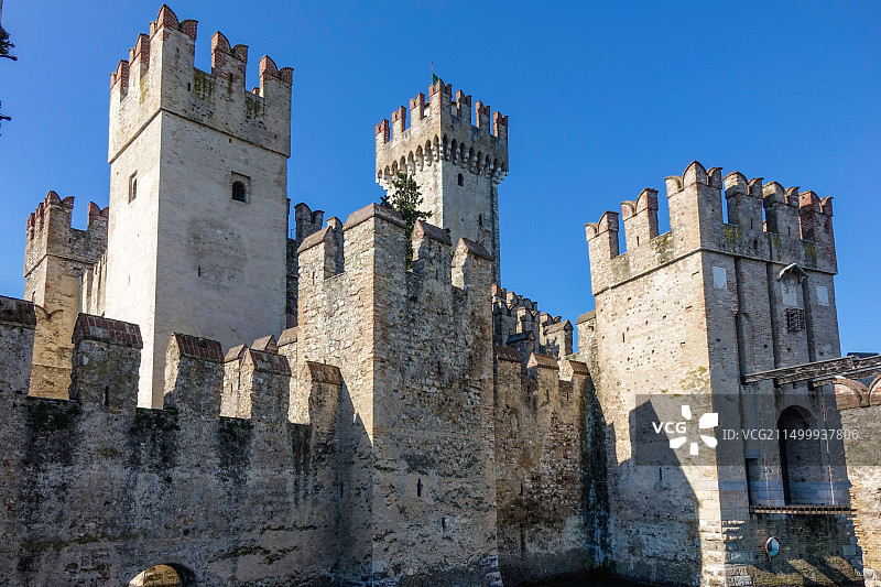 意大利加尔达湖畔锡尔苗内斯卡利杰罗城堡图片素材