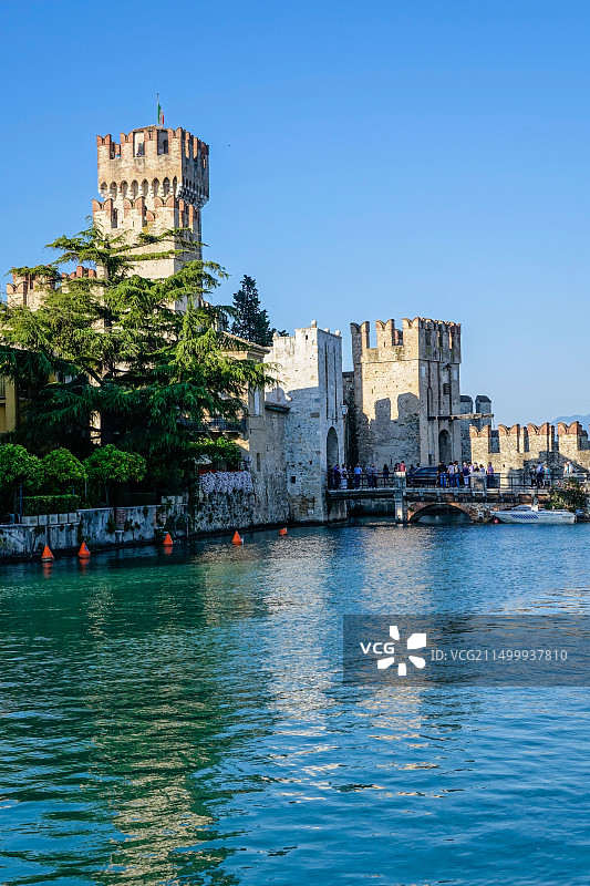 意大利加尔达湖畔锡尔苗内斯卡利杰罗城堡图片素材