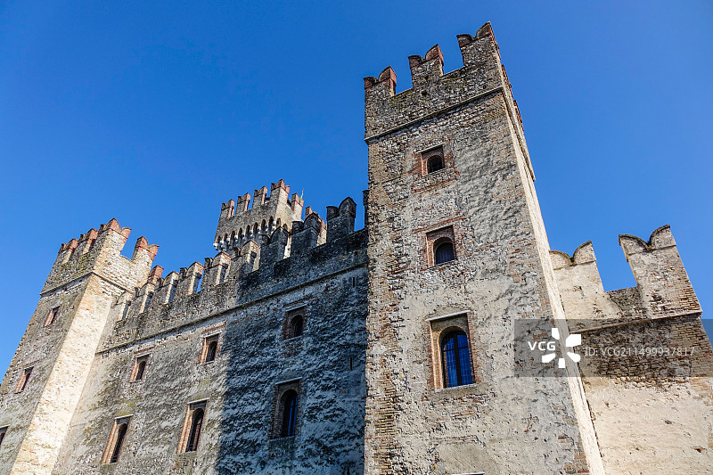 意大利加尔达湖畔锡尔苗内斯卡利杰罗城堡图片素材