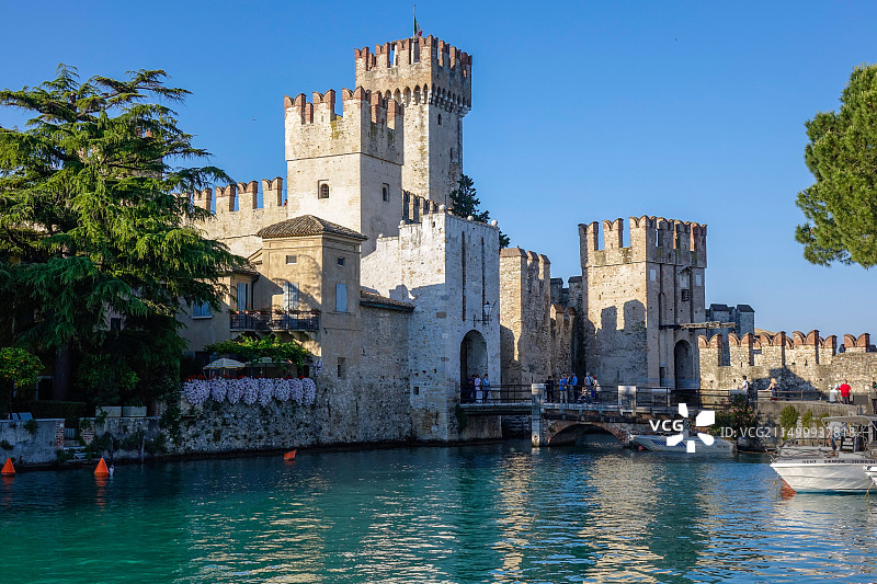 意大利加尔达湖畔锡尔苗内斯卡利杰罗城堡图片素材