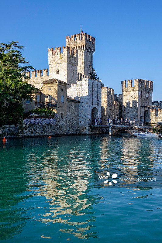 意大利加尔达湖畔锡尔苗内斯卡利杰罗城堡图片素材