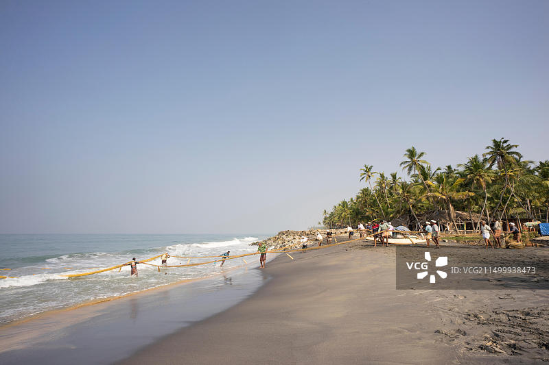 在喀拉拉邦瓦尔卡拉附近工作的渔民图片素材