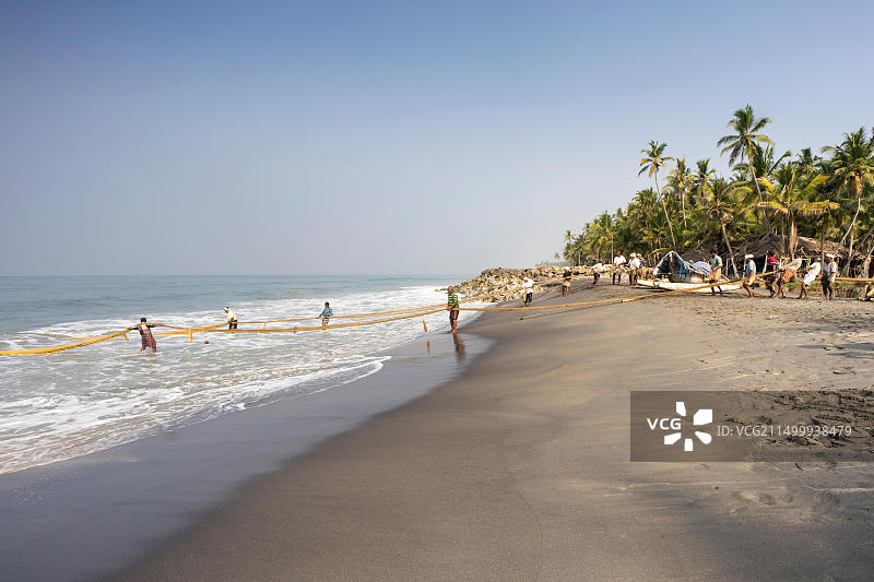 在喀拉拉邦瓦尔卡拉附近工作的渔民图片素材