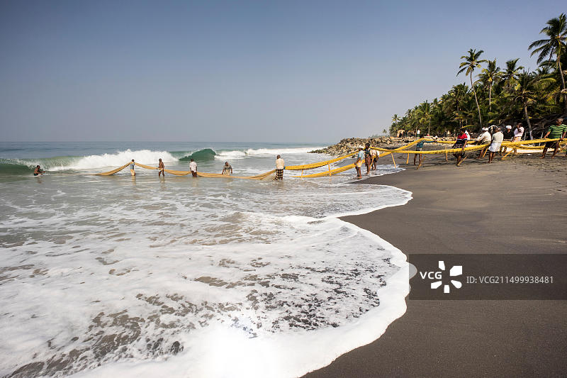 在喀拉拉邦瓦尔卡拉附近工作的渔民图片素材