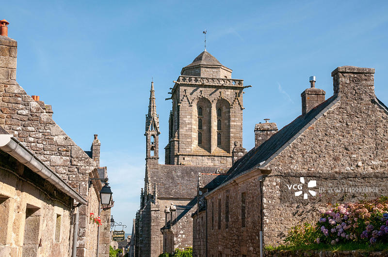 法国最美中世纪村庄之一洛克罗南的圣罗南教堂（15世纪），位于法国布列塔尼菲尼斯泰尔省图片素材