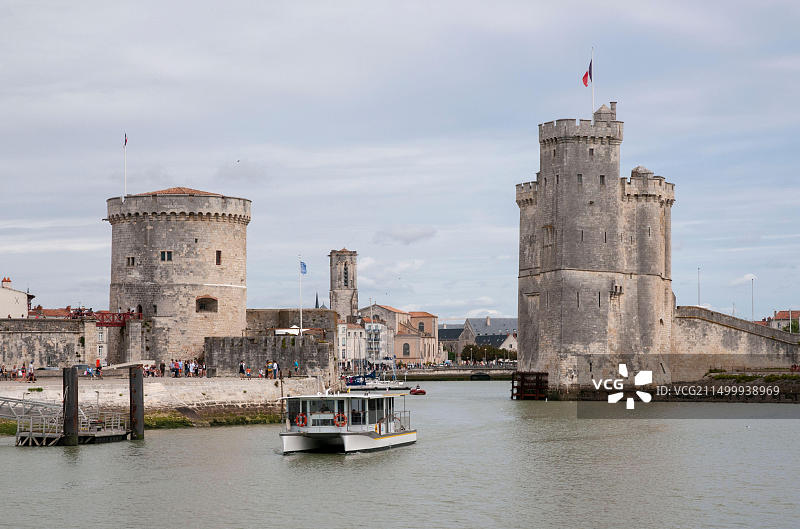 拉罗谢尔的圣尼古拉塔、锁链塔和离开旧港的水上出租车，背景是圣索沃尔教堂图片素材