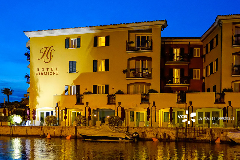 意大利伦巴第加尔达湖畔的锡尔苗内图片素材