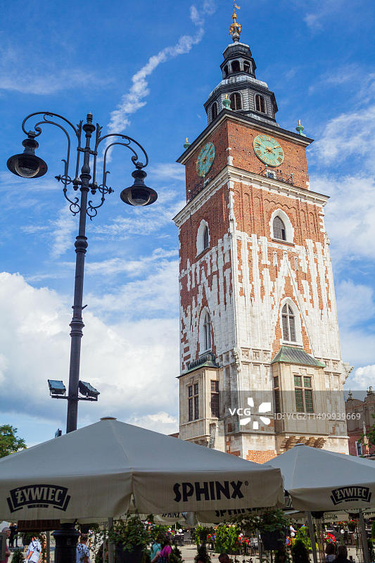蓝色夏日天空下的克拉科夫老城市政厅塔楼图片素材