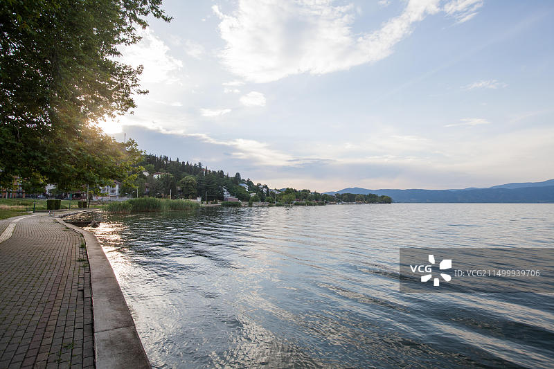 北马其顿夏季日落时分的都兰湖岸边图片素材