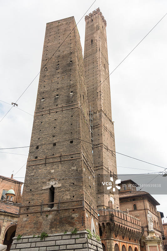 双塔：意大利博洛尼亚的加里森达塔和阿西内利塔，倾斜。图片素材