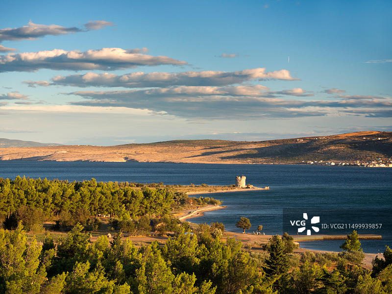 斯塔里格勒帕克莱尼察是克罗地亚的一个海边小村庄和港口，位于韦莱比特海峡沿岸，通往亚得里亚海。图片素材