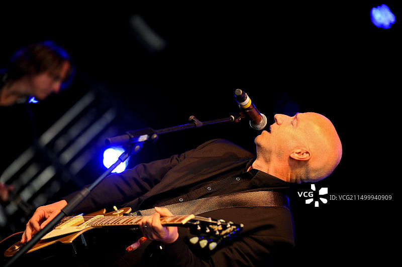 米奇·尤尔在利兹摇滚80年代演出图片素材