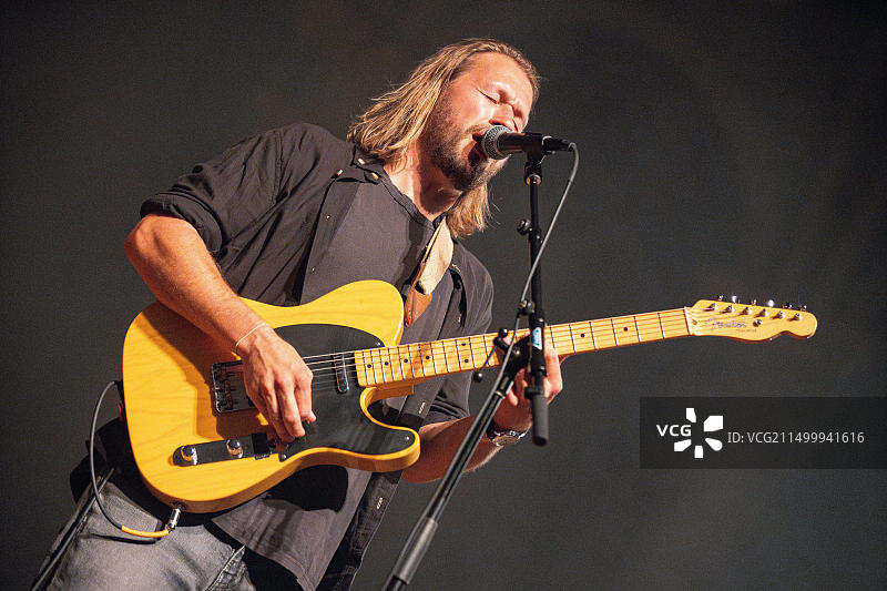 澳大利亚蓝调摇滚乐队The Teskey Brothers在加拿大温哥华奥芬剧院的演出图片素材