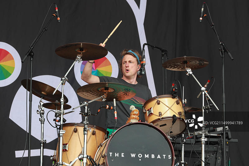英国苏格兰格拉斯哥。2019年7月14日。在格拉斯哥市中心格拉斯哥绿地公园举行的 TRNSMT 音乐节的第三天,成千上万的观众涌入。包括 THE WOMBATS 在内的许多著名乐队和歌手为爆满的观众带来了欢乐。图片来源:Findlay/Alamy Live News图片素材