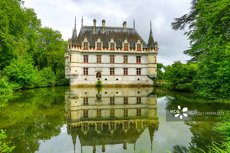 法国卢瓦尔河谷阿泽勒里多城堡池塘倒影图片素材