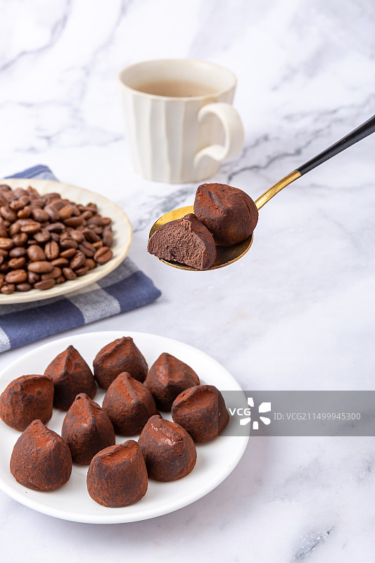 松露黑巧克力图片素材
