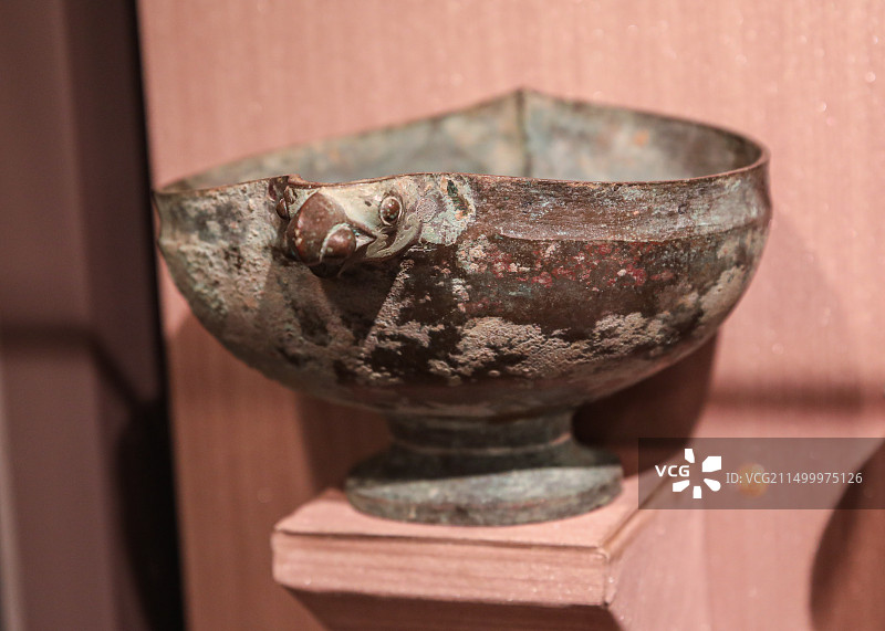 中国台湾省台北故宫博物院战国鹰首带流杯图片素材