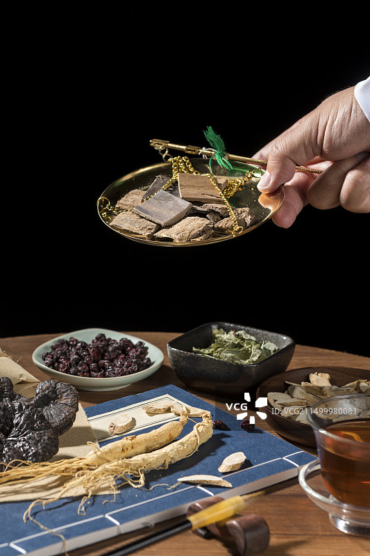 各种中草药摆放在木桌面上特写中医药概念图片素材