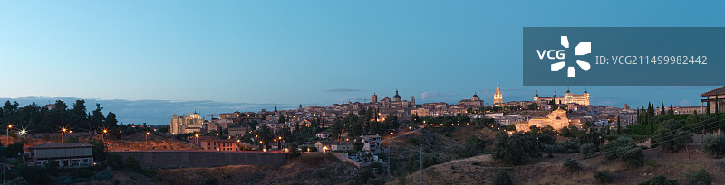 夜空下的城市全景：西班牙托雷多古城远眺图片素材
