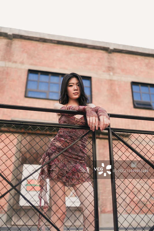 复古创意街区吊带连衣裙人像写真拍摄图片素材