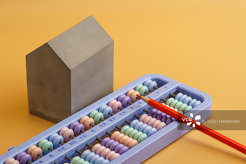 彩色背景上的彩色算盘铅笔和房屋模型特写镜头图片素材