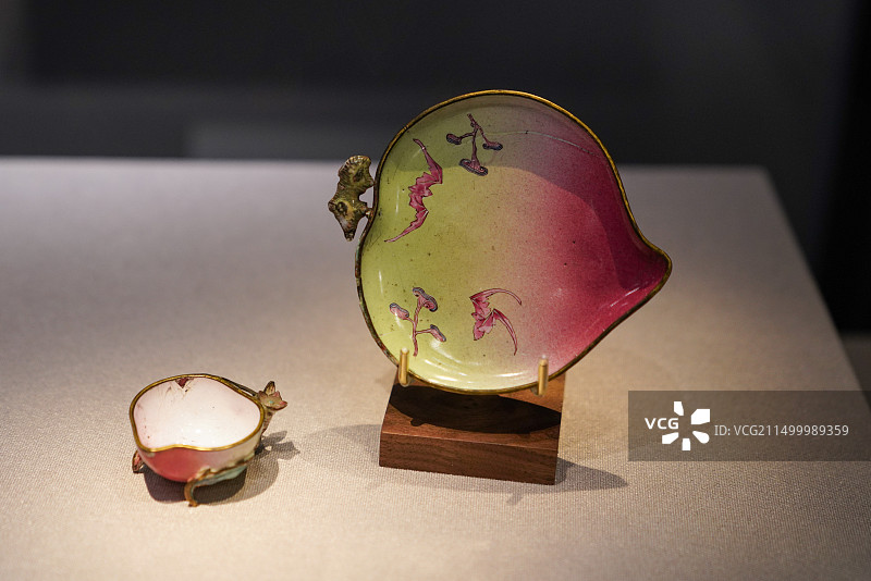 上海世博会博物馆 香港中文大学文物馆藏 清朝 嘉庆 福寿图意桃式杯盘图片素材