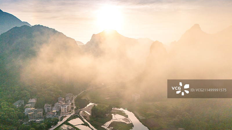 温州永嘉楠溪江石桅岩日出云海航拍图片素材