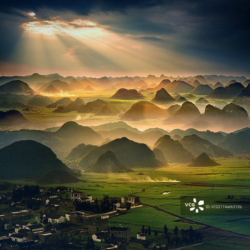 罗平金鸡峰林日出图片素材