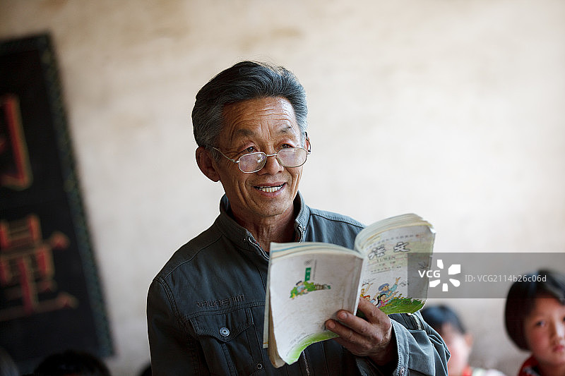 乡村小学老师上课图片素材