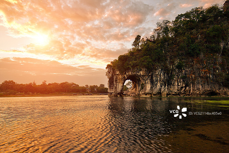 日出的桂林象鼻山图片素材