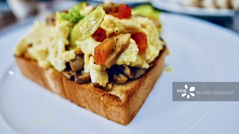 黑松露鸡蛋蘑菇吐司图片素材