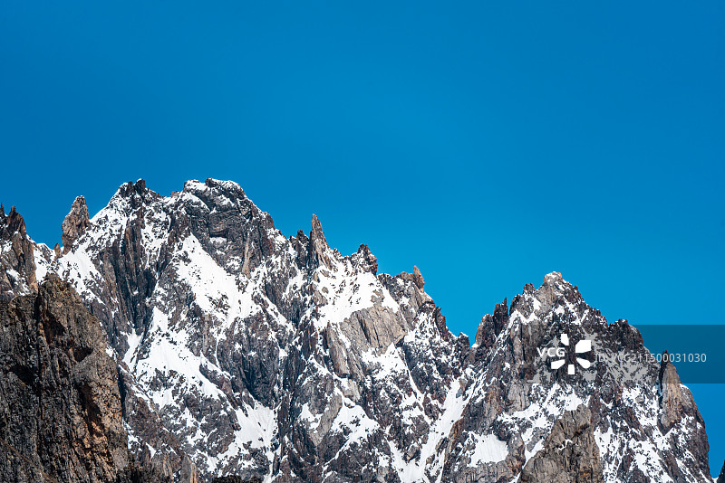 中国西藏那曲市巴青县约雄冰川山峰特写图片素材