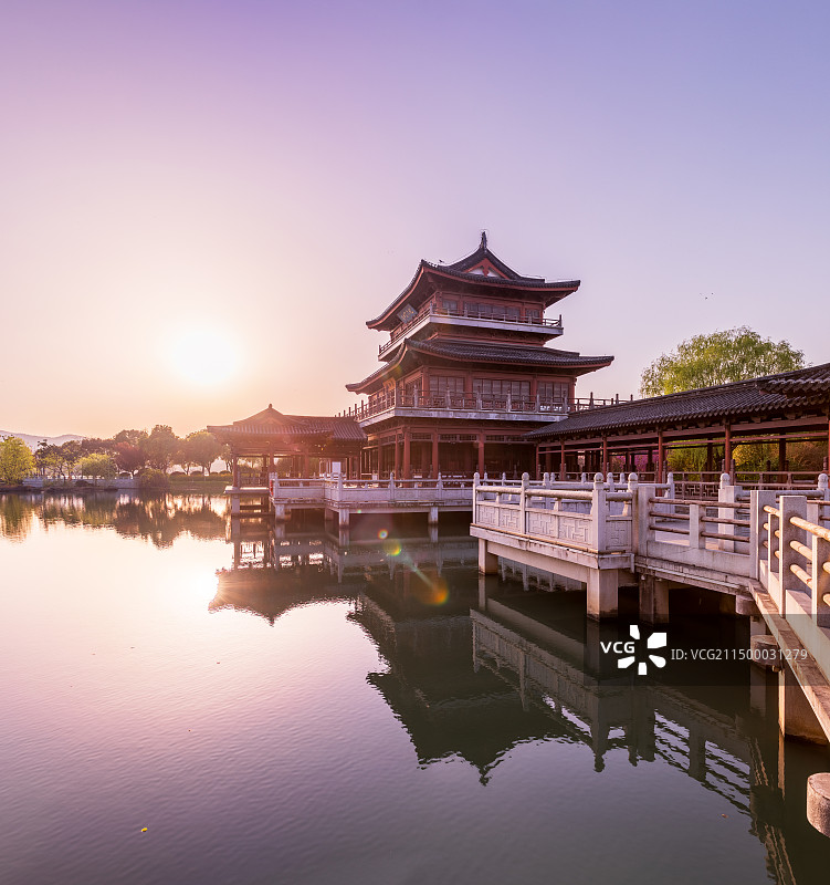 江苏苏州石湖风景区的仿古建筑图片素材