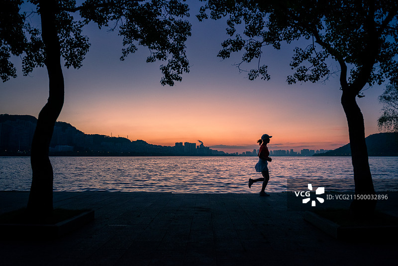 黄石磁湖凌晨的跑者图片素材