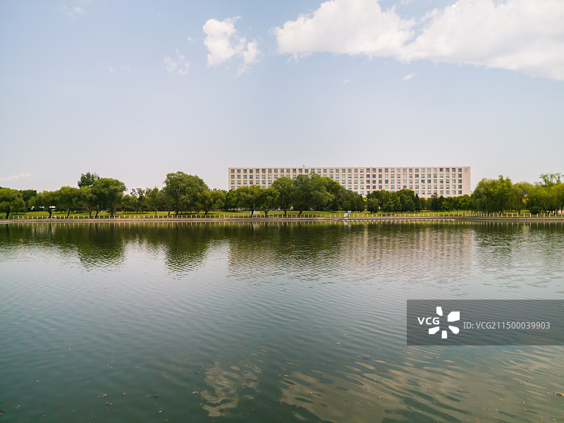 北京顺义西湖园蓝天白云下的湖面倒影图片素材