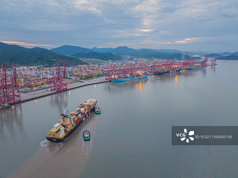宁波北仑宁波港舟山港货船进港图片素材