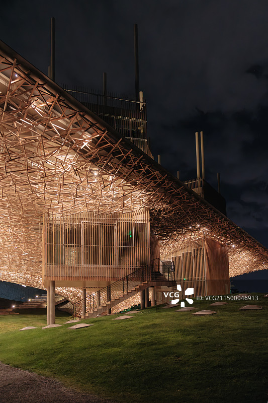 夜晚华灯初上的杨丽萍大剧院图片素材