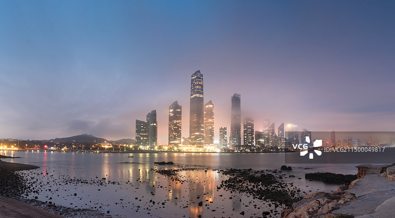 中国山东青岛浮山湾CBD平流雾夜景城市风光图片素材