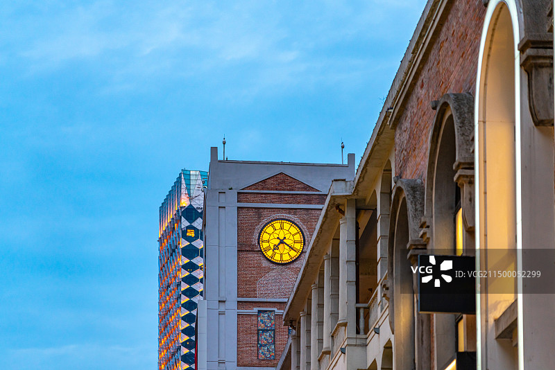 武汉楚河汉街钟楼古钟表和现代秩序建筑古今同框图片素材