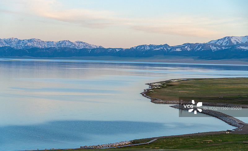 赛里木湖点将台日出时天山与湖水的影像图片素材