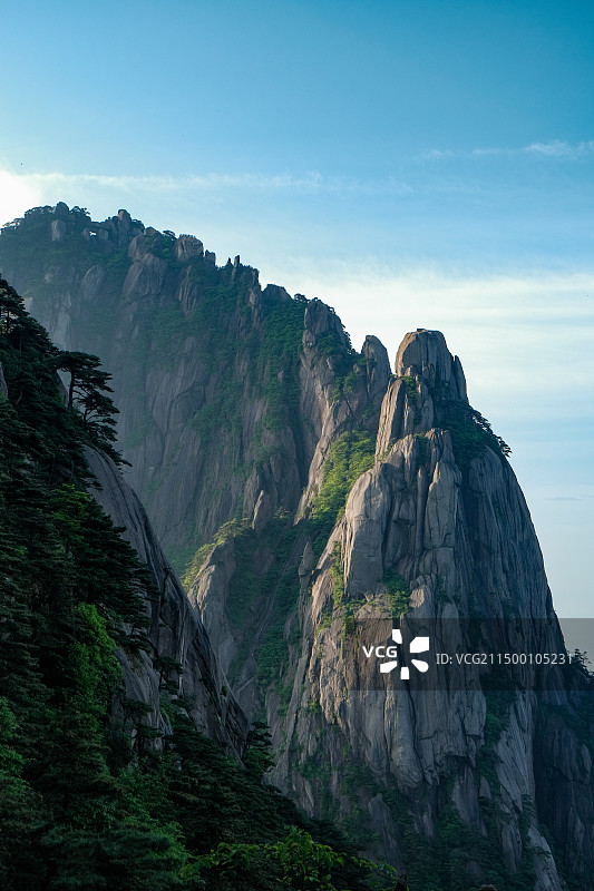 清晨阳光下的黄山奇峰怪石图片素材