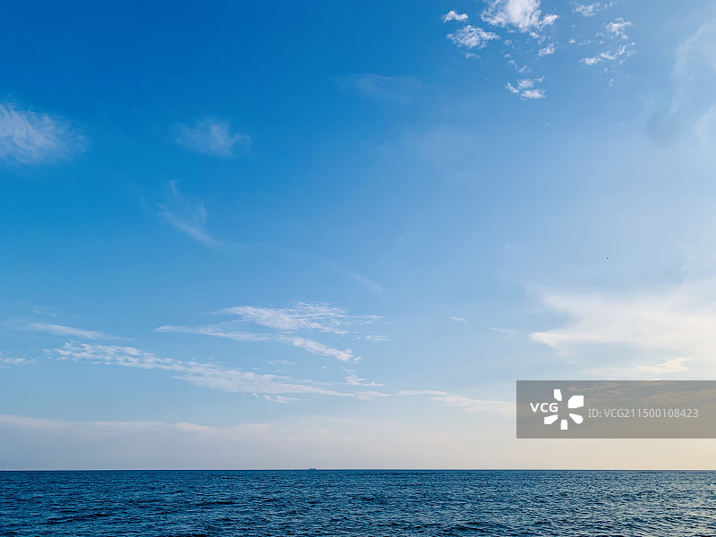 干净明亮的海边风光天际线反射图片素材