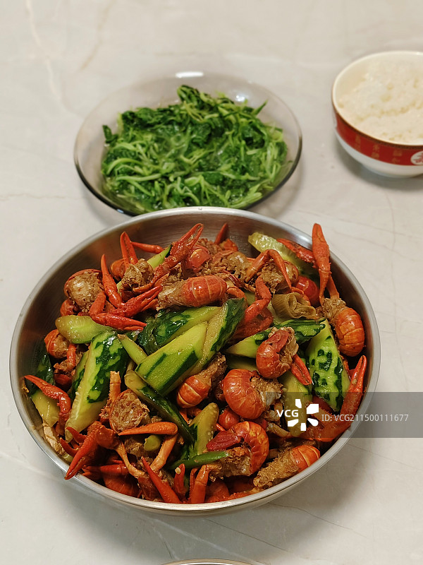 餐桌上碗中食物的高角度视图图片素材