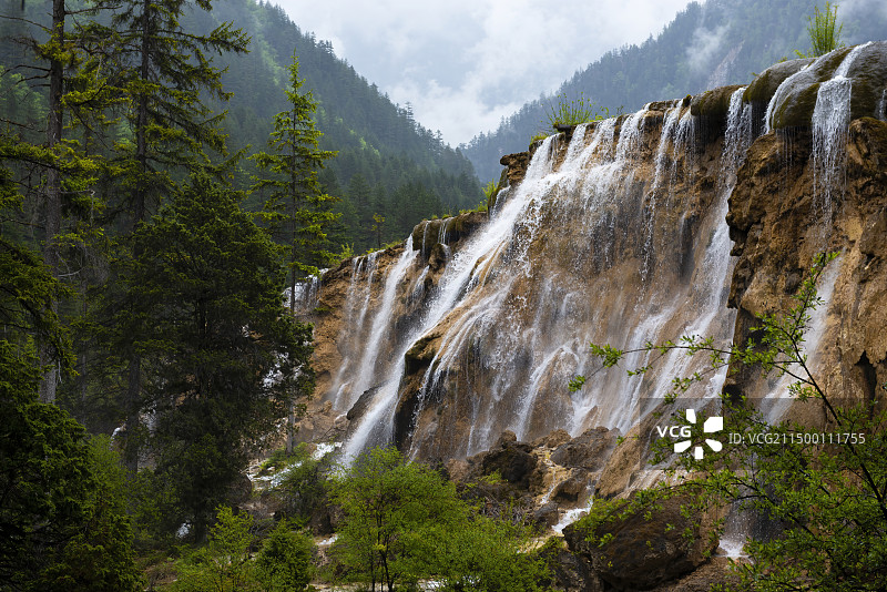 雨中的珍珠滩瀑布图片素材