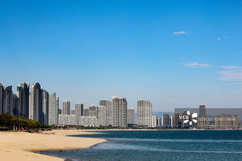 厦门海滩城市天际线风光图片素材