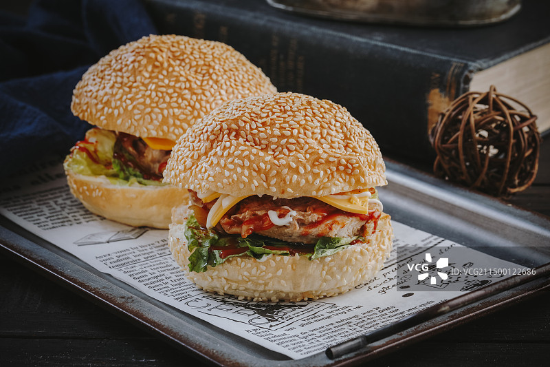 餐桌上汉堡的特写镜头图片素材