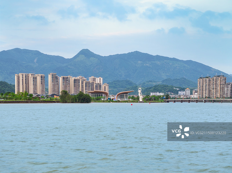 中国四川雅安周公山下的城市风光图片素材